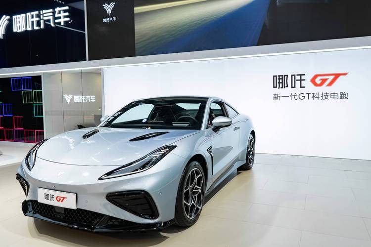 广州163哪吒汽车在智能汽车领域的表现，领途汽车在新能源汽车市场中的影响力